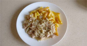 Hähnchenstreifen mit Spitzkohl: Schnelle Sahnepfanne mit frischem Dill Hähnchenstreifen mit Spitzkohl in cremiger Sauce