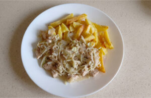 Hähnchenstreifen mit Spitzkohl: Schnelle Sahnepfanne mit frischem Dill Hähnchenstreifen mit Spitzkohl in cremiger Sauce
