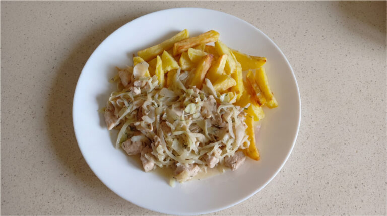 Hähnchenstreifen mit Spitzkohl: Schnelle Sahnepfanne mit frischem Dill