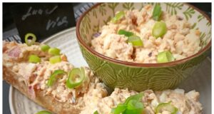 Die Königin der tschechischen Häppchen: Luxuriöser hausgemachter Aufstrich mit Schinken, Ei, Schmelzkäse und Worcestersauce Traditioneller Häppchen-Aufstrich mit Schinken, Käse und Ei