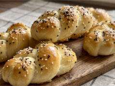 Hausgemachte Brötchen: Luftiges Gebäck mit weicher Krume und knuspriger goldener Kruste Hausgemachte Brötchen – einfaches Rezept für luftiges Gebäck