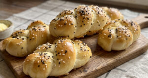 Hausgemachte Brötchen: Luftiges Gebäck mit weicher Krume und knuspriger goldener Kruste Hausgemachte Brötchen – einfaches Rezept für luftiges Gebäck