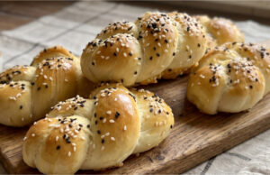 Hausgemachte Brötchen: Luftiges Gebäck mit weicher Krume und knuspriger goldener Kruste Hausgemachte Brötchen – einfaches Rezept für luftiges Gebäck