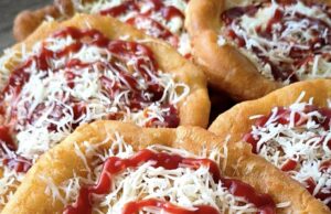 Hausgemachte Langos aus Joghurtteig: Über Nacht im Kühlschrank aufgegangen, am nächsten Tag wunderbar luftig Hausgemachte Langos aus Joghurtteig frisch gebacken
