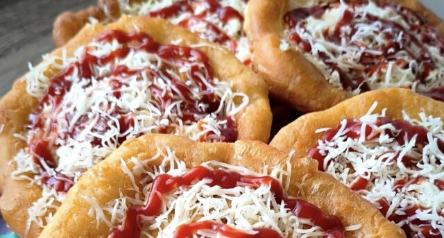 hausgemachte-langos Hausgemachte Langos aus Joghurtteig frisch gebacken