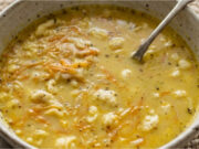 Hefesuppe wie bei Oma: Mit hausgemachten Einlaufs schön sättigend Hefesuppe mit hausgemachtem Einlauf