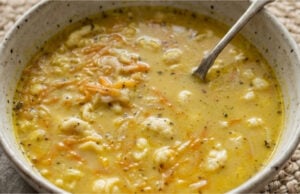 Hefesuppe wie bei Oma: Mit hausgemachten Einlaufs schön sättigend Hefesuppe mit hausgemachtem Einlauf