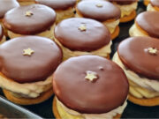 Honigplätzchen mit Vanillecreme und Sahne: Zarter Dessertgenuss, der im Kühlschrank wunderbar weich wird Honigplätzchen mit Vanillecreme und Sahne auf einem Teller angerichtet