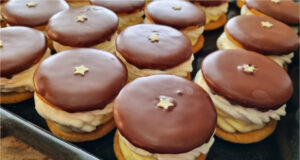 Honigplätzchen mit Vanillecreme und Sahne: Zarter Dessertgenuss, der im Kühlschrank wunderbar weich wird Honigplätzchen mit Vanillecreme und Sahne auf einem Teller angerichtet
