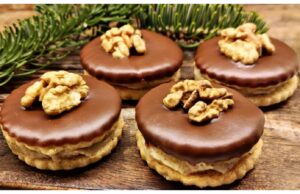Die besten Ischler Törtchen mit zartem Nussmürbeteig, Creme und Aprikosenmarmelade Ischler Törtchen mit Johannisbeermarmelade und Schokolade – festliches Weihnachtsgebäck