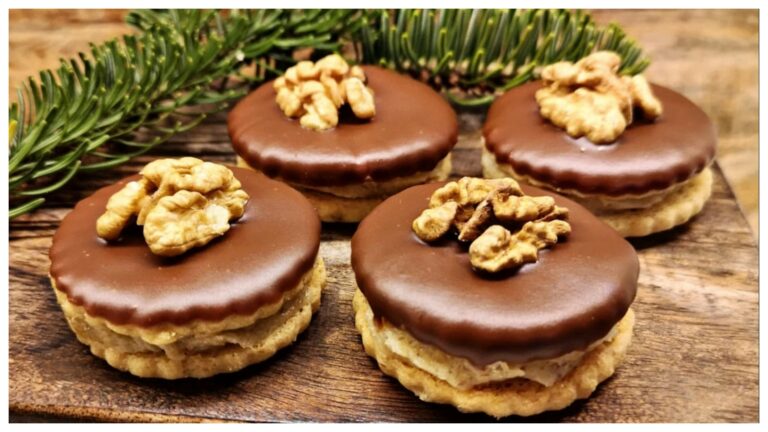 Die besten Ischler Törtchen mit zartem Nussmürbeteig, Creme und Aprikosenmarmelade