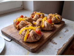 Überbackene Kaisersemmeln mit Cheddar und Kräuterbutter: Schnelles Abendessen in 12 Minuten Überbackene Kaisersemmeln mit Cheddar und Kräuterbutter