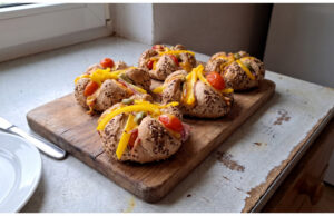 Überbackene Kaisersemmeln mit Cheddar und Kräuterbutter: Schnelles Abendessen in 12 Minuten Überbackene Kaisersemmeln mit Cheddar und Kräuterbutter