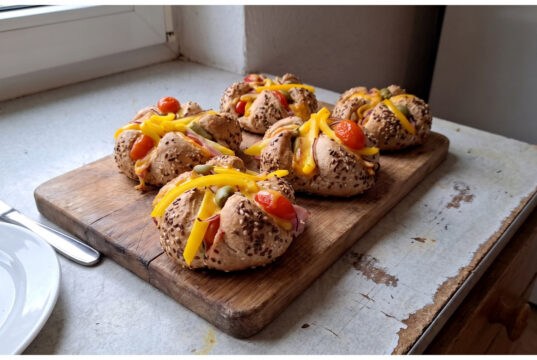 Überbackene Kaisersemmeln mit Cheddar und Kräuterbutter: Schnelles Abendessen in 12 Minuten Überbackene Kaisersemmeln mit Cheddar und Kräuterbutter