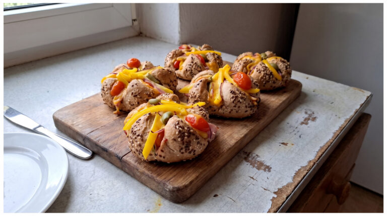Überbackene Kaisersemmeln mit Cheddar und Kräuterbutter: Schnelles Abendessen in 12 Minuten