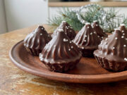 Karamell-Cremetörtchen: Zartes Weihnachtsgebäck ohne Nüsse mit glänzender Glasur Karamell-Cremetörtchen mit Schokoladenglasur und Backdeko