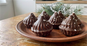 Karamell-Cremetörtchen: Zartes Weihnachtsgebäck ohne Nüsse mit glänzender Glasur Karamell-Cremetörtchen mit Schokoladenglasur und Backdeko