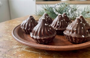 Karamell-Cremetörtchen: Zartes Weihnachtsgebäck ohne Nüsse mit glänzender Glasur Karamell-Cremetörtchen mit Schokoladenglasur und Backdeko