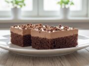 Saftiger Kefirkuchen mit einzigartigem Schoko-Sahne-Guss Kefirkuchen mit Schokoladenglasur: Schnell, saftig und unwiderstehlich
