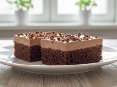 Saftiger Kefirkuchen mit einzigartigem Schoko-Sahne-Guss Kefirkuchen mit Schokoladenglasur: Schnell, saftig und unwiderstehlich