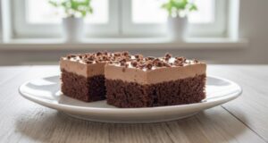 Saftiger Kefirkuchen mit einzigartigem Schoko-Sahne-Guss Kefirkuchen mit Schokoladenglasur: Schnell, saftig und unwiderstehlich