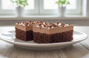 Saftiger Kefirkuchen mit einzigartigem Schoko-Sahne-Guss Kefirkuchen mit Schokoladenglasur: Schnell, saftig und unwiderstehlich