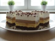 Sündhaft leckere Kinder Bueno Schnitten mit Walnüssen, Nutella, Puddingcreme und BeBe-Keksen Kinder Bueno Schnitten mit fluffigem Walnussboden, zwei Puddingcremes und Schlagsahne.