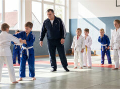 Als im Kinder-Kampfsportverein ein neuer Trainer begann, schwächere Kinder zu demütigen – und die Eltern schwiegen aus Angst um die Wettkampf-Nominierungen Kinder freuen sich beim Kampfsporttraining