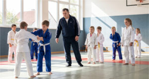 Als im Kinder-Kampfsportverein ein neuer Trainer begann, schwächere Kinder zu demütigen – und die Eltern schwiegen aus Angst um die Wettkampf-Nominierungen Kinder freuen sich beim Kampfsporttraining