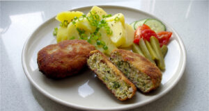 Kohlrouladen mit Kartoffelpüree: Goldene Panade und saftige Füllung mit Bauchspeck Kohlfrikadellen mit goldener Panade und Kartoffelpüree