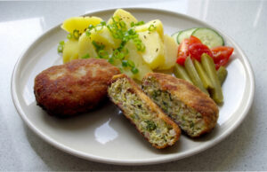Kohlrouladen mit Kartoffelpüree: Goldene Panade und saftige Füllung mit Bauchspeck Kohlfrikadellen mit goldener Panade und Kartoffelpüree