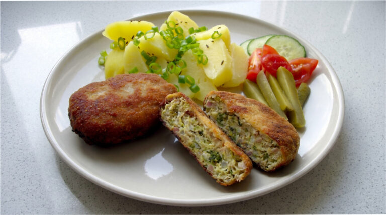 Kohlrouladen mit Kartoffelpüree: Goldene Panade und saftige Füllung mit Bauchspeck