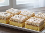 Saftiger Kuchen mit fluffiger Kokoshaube, Eigelbteig und gedünsteten Äpfeln Apfeltraum mit Kokos-Baiser: Saftiger Kuchen, der auch am nächsten Tag schmeckt