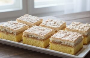 Saftiger Kuchen mit fluffiger Kokoshaube, Eigelbteig und gedünsteten Äpfeln Apfeltraum mit Kokos-Baiser: Saftiger Kuchen, der auch am nächsten Tag schmeckt