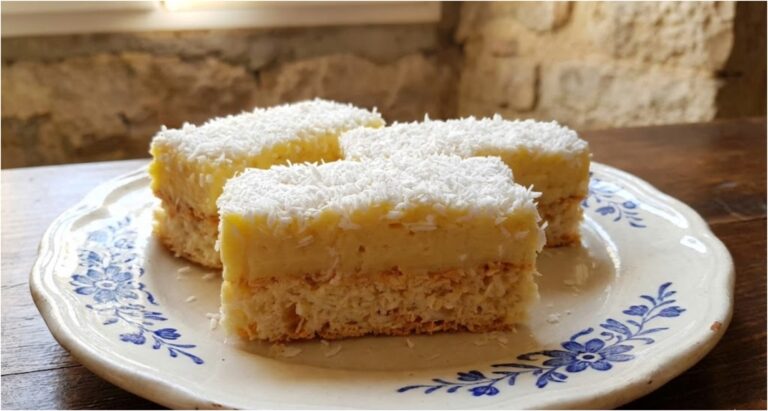 Extra saftiger Kokoskuchen: Rezept für ein zartes Dessert mit Eigelbcreme, Milchguss und Kokos