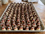 Kokospinguine: Verspieltes, ungebackenes Weihnachtsgebäck aus Bienenstockförmchen Kokospinguine – ungebackenes Weihnachtsgebäck aus Kokos und Schokolade