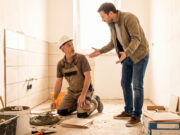 Der Fliesenleger ließ unser Bad halbfertig und verschwand zwei Wochen auf eine andere Baustelle ohne ans Telefon zu gehen Konfrontation mit einem unzuverlässigen Handwerker.