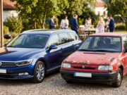 Bei der Familienfeier kritisierte mein Schwager mein neu gekauftes Auto – dabei kam er selbst mit einer rostigen Schrottkiste Kontrast zwischen neuem Auto und altem Schrottwagen.