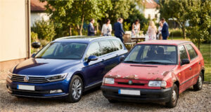 Bei der Familienfeier kritisierte mein Schwager mein neu gekauftes Auto – dabei kam er selbst mit einer rostigen Schrottkiste Kontrast zwischen neuem Auto und altem Schrottwagen.