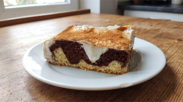 kuchen-mit-pudding-und-sauerrahm Kuchen mit Pudding und Sauerrahm aufgeschnitten auf einem Blech