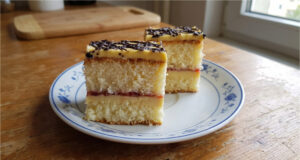 Kuchenblech-Torte mit Buttercreme: Einfache Schnitten mit Himbeermarmelade Kuchenblech-Torte mit Buttercreme und Schokoladendekor