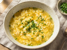 Blitzschnelle Kümmelsuppe mit Eierflocken: Duftige und sättigende Vorspeise Blitzschnelle Kümmelsuppe mit Eierflocken serviert in einer Schüssel