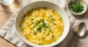 Blitzschnelle Kümmelsuppe mit Eierflocken: Duftige und sättigende Vorspeise Blitzschnelle Kümmelsuppe mit Eierflocken serviert in einer Schüssel