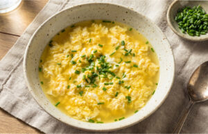 Blitzschnelle Kümmelsuppe mit Eierflocken: Duftige und sättigende Vorspeise Blitzschnelle Kümmelsuppe mit Eierflocken serviert in einer Schüssel