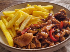 Hähnchenpfanne mit Gemüse und Pommes: Saftiges Abendessen mit asiatischen Saucen Leckere Hähnchenpfanne mit Gemüse und selbstgemachten Pommes