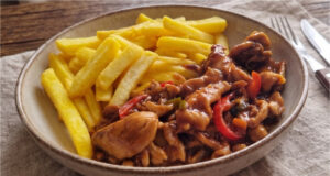 Hähnchenpfanne mit Gemüse und Pommes: Saftiges Abendessen mit asiatischen Saucen Leckere Hähnchenpfanne mit Gemüse und selbstgemachten Pommes