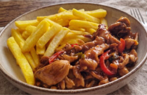 Hähnchenpfanne mit Gemüse und Pommes: Saftiges Abendessen mit asiatischen Saucen Leckere Hähnchenpfanne mit Gemüse und selbstgemachten Pommes