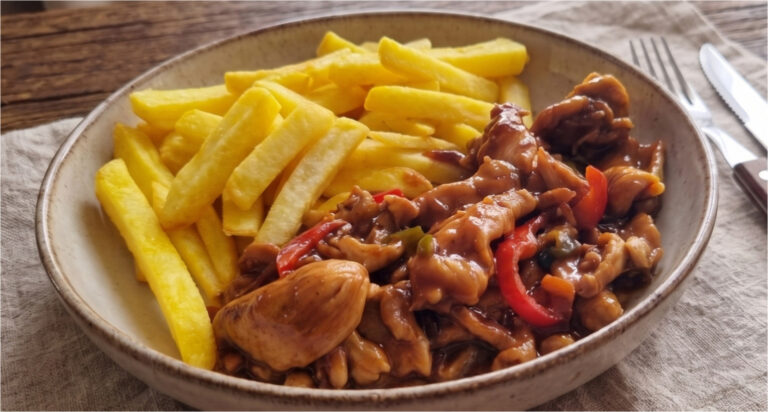 Hähnchenpfanne mit Gemüse und Pommes: Saftiges Abendessen mit asiatischen Saucen