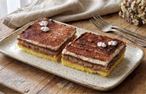 Legionärsschnitten mit Marmelade: Traditioneller Nusskuchen vom Blech Legionärsschnitten mit Marmelade und Nussschnee aufgeschnitten auf einem Blech