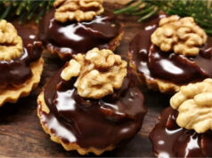 Linzer Körbchen mit Nussfüllung: Zartes Gebäck mit Rum und Zartbitterschokolade Linzer Körbchen mit Nussfüllung und Schokolade – traditionelles Gebäck mit feinem Butterteig